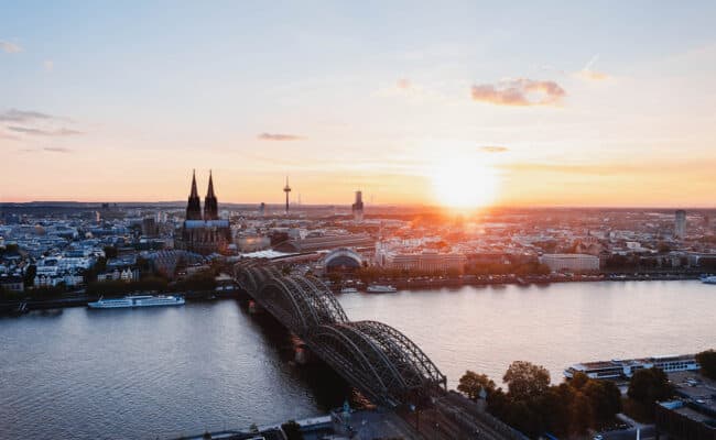 Blick ueber Koeln bei Sonnenuntergang