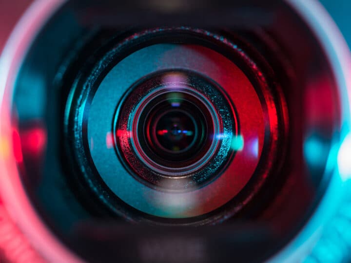 Kameralinse mit blau roten Lichteffekten