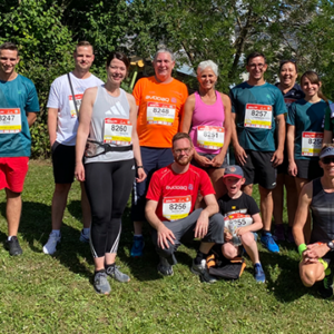 Gruppenfoto vor dem B2Run