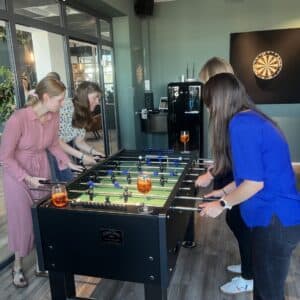 avodaq Kolleginnen spielen gemeinsam Tischkicker beim Office Event in Hamburg