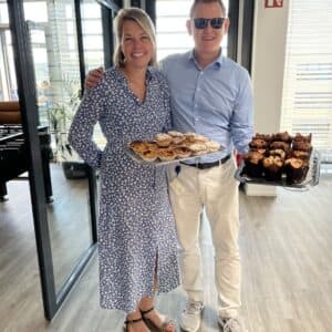 Andreas Kusch und Lena Harte mit Muffins bei unserem Office Event in Hamburg