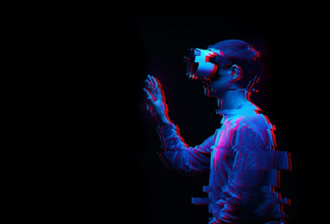 Beispielfoto von einem Mann mit virtual reality Brille im künstlerischen design