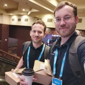 Zwei avodaq Kollegen informieren sich auf der Cisco Live in Las Vegas