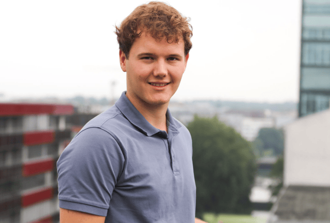 Praktikant Hannes auf der Dachterrasse von avodaq in Hamburg Hammerbrook