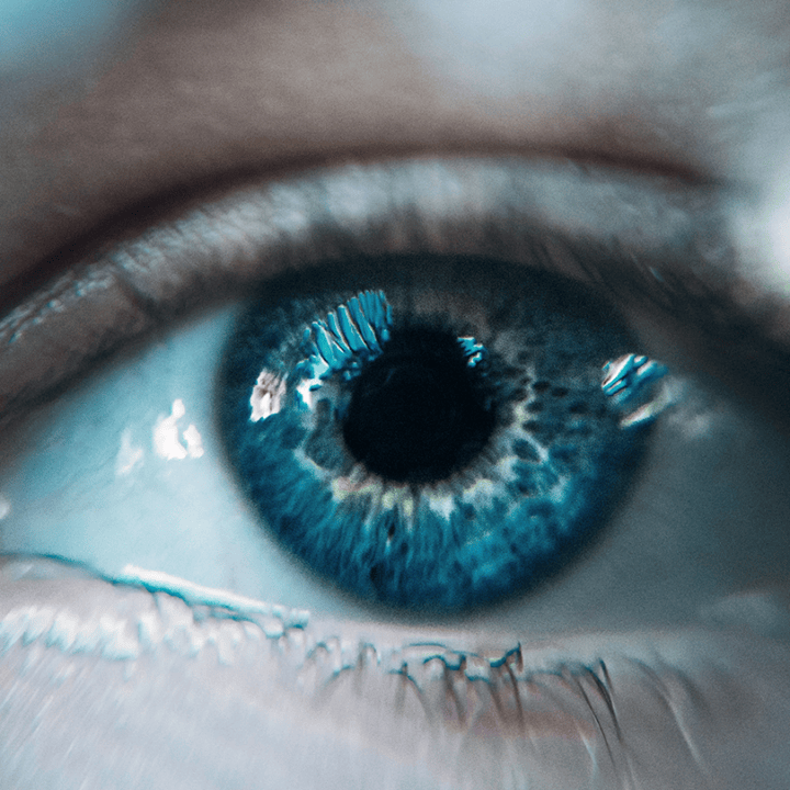 Nahaufnahme eines Auges mit blauer Iris