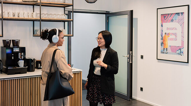 Zwei Kolleginnen im Erdgeschoss des Hamburger Offices