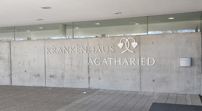 Eingangsbereich mit Schriftzug des Agatharied Krankenhauses