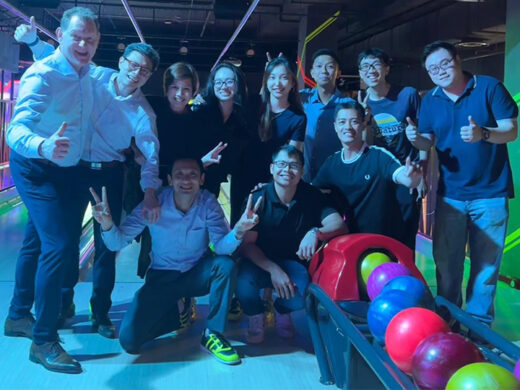 avodaq Kolleginnen und Kollegen beim Bowling in Singapur