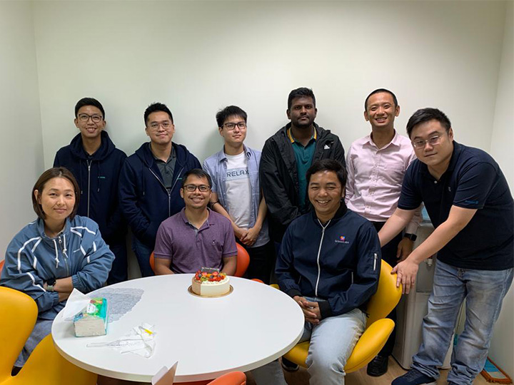 Geburtstagsfeier eines Kollegen im avodaq Office in Singapur