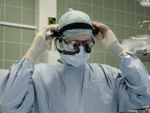 Arzt im OP mit Remote-Expert-Videobrille