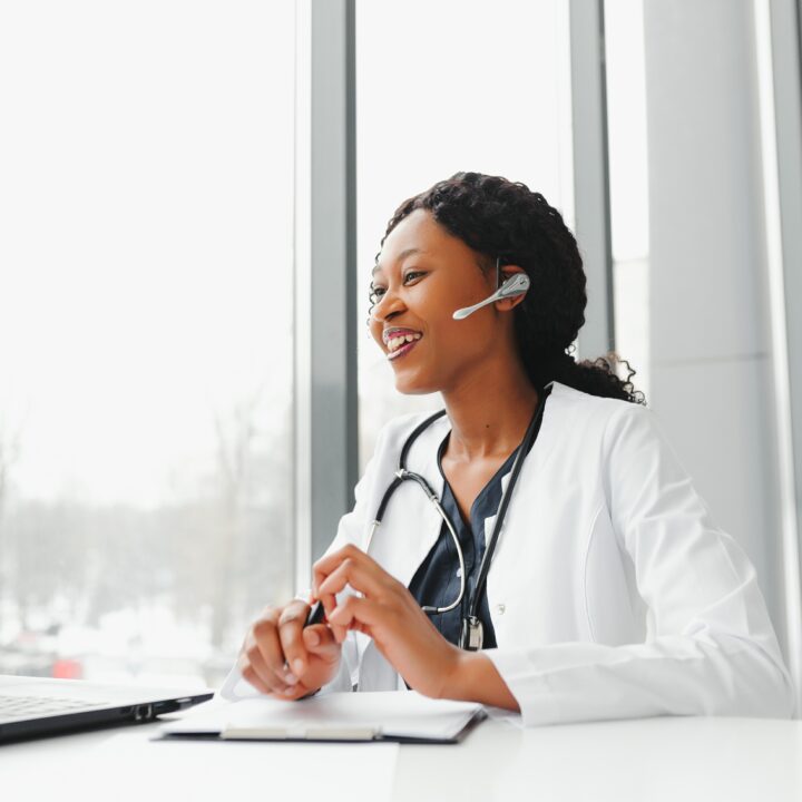 avodaq Teilnahme DMEA 2025 Ärztin in einer Videokonferenz