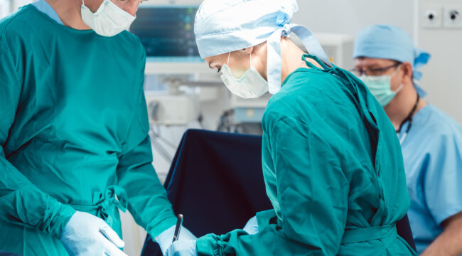 Ärztin und Arzt bei einer Operation im Operationssaal